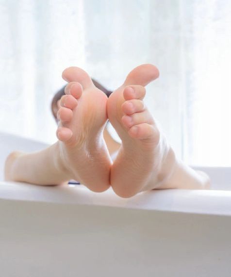 撕开她的乳罩慢慢捏捏